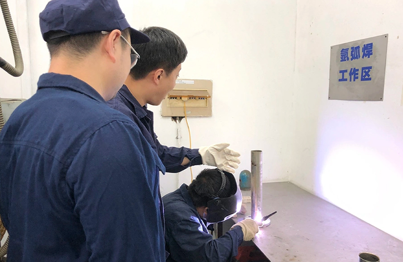 【师带徒活动】“师带徒促成长 凝聚企业正能量”系列报道之利博官网六厂“师带徒”活动